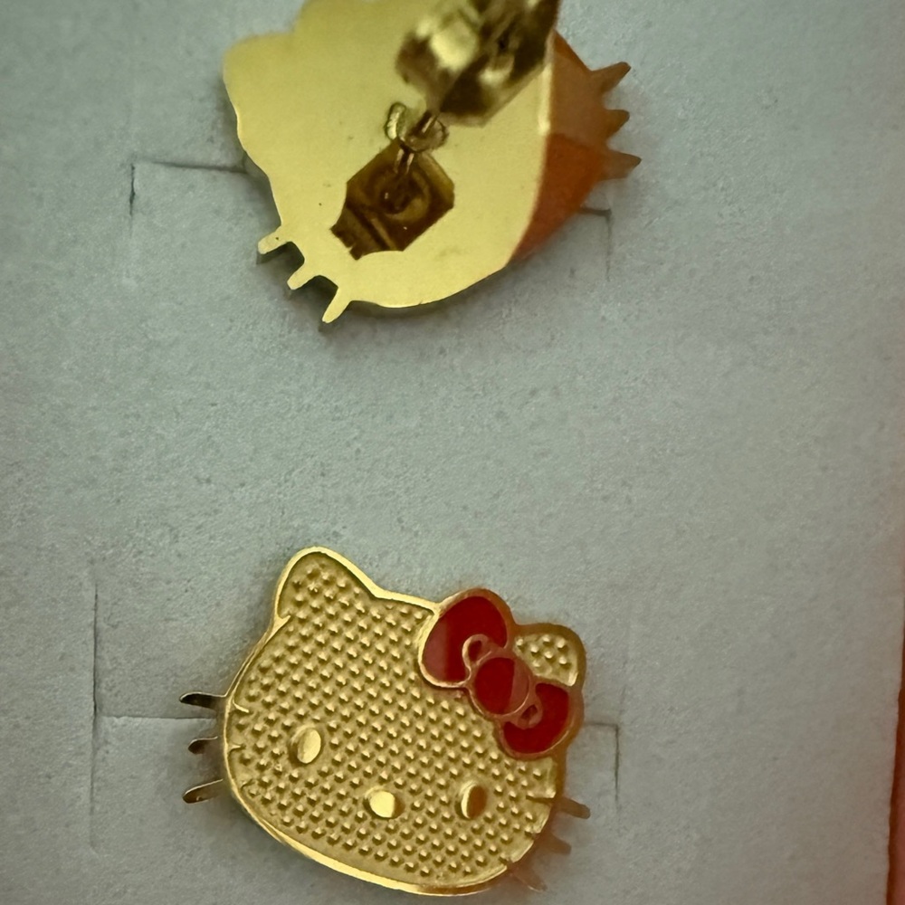NEW! HELLO KITTY EARRINGS - Picture 2 of 4